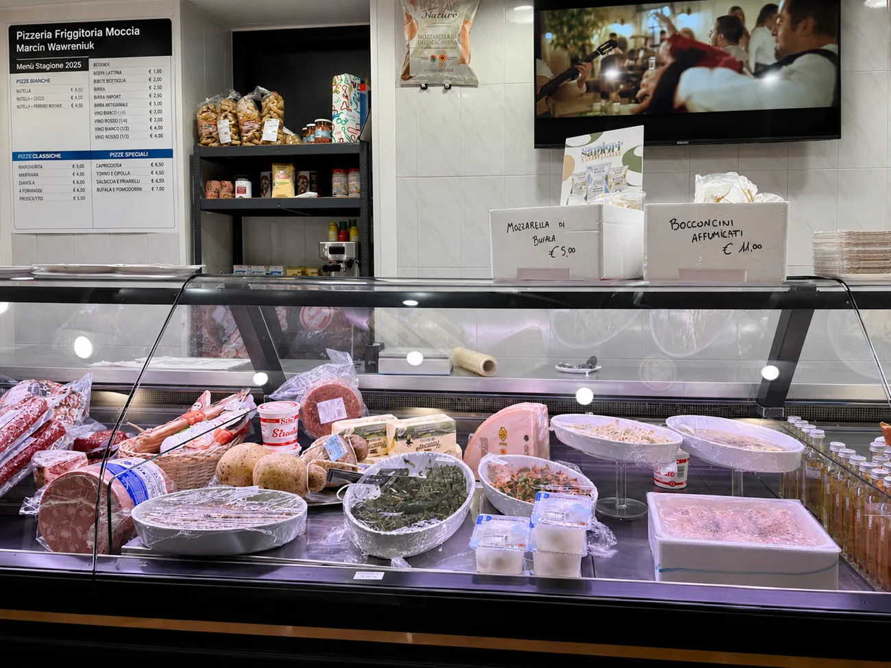Il banco della friggitoria di Moccia 1941 con mozzarelle, salumi e specialità campane