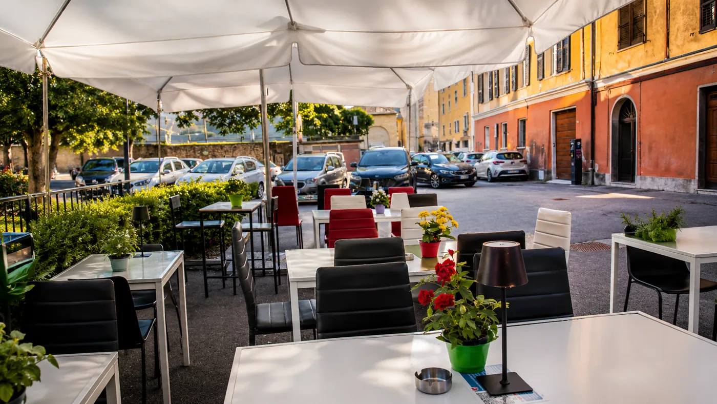 I tavoli all'aperto di Moccia 1941 nella piazza, con luci da tavolo e fiori