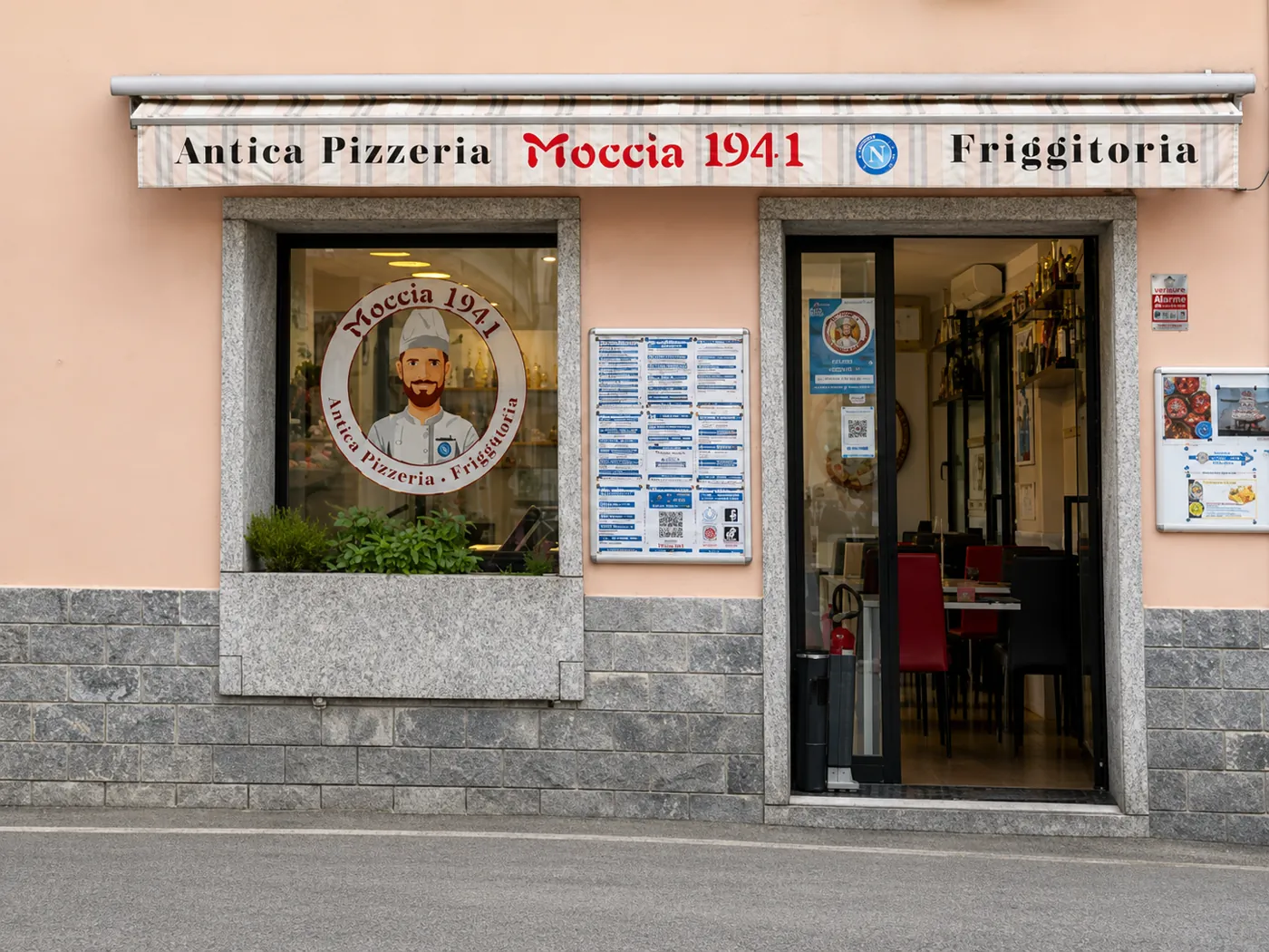 La facciata di Moccia 1941 a Mandello del Lario, con l'insegna Antica Pizzeria Friggitoria